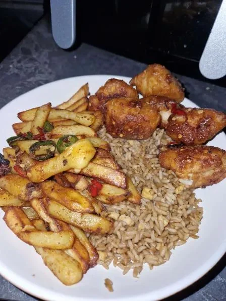 Pepper chicken (2parts) chips and rice